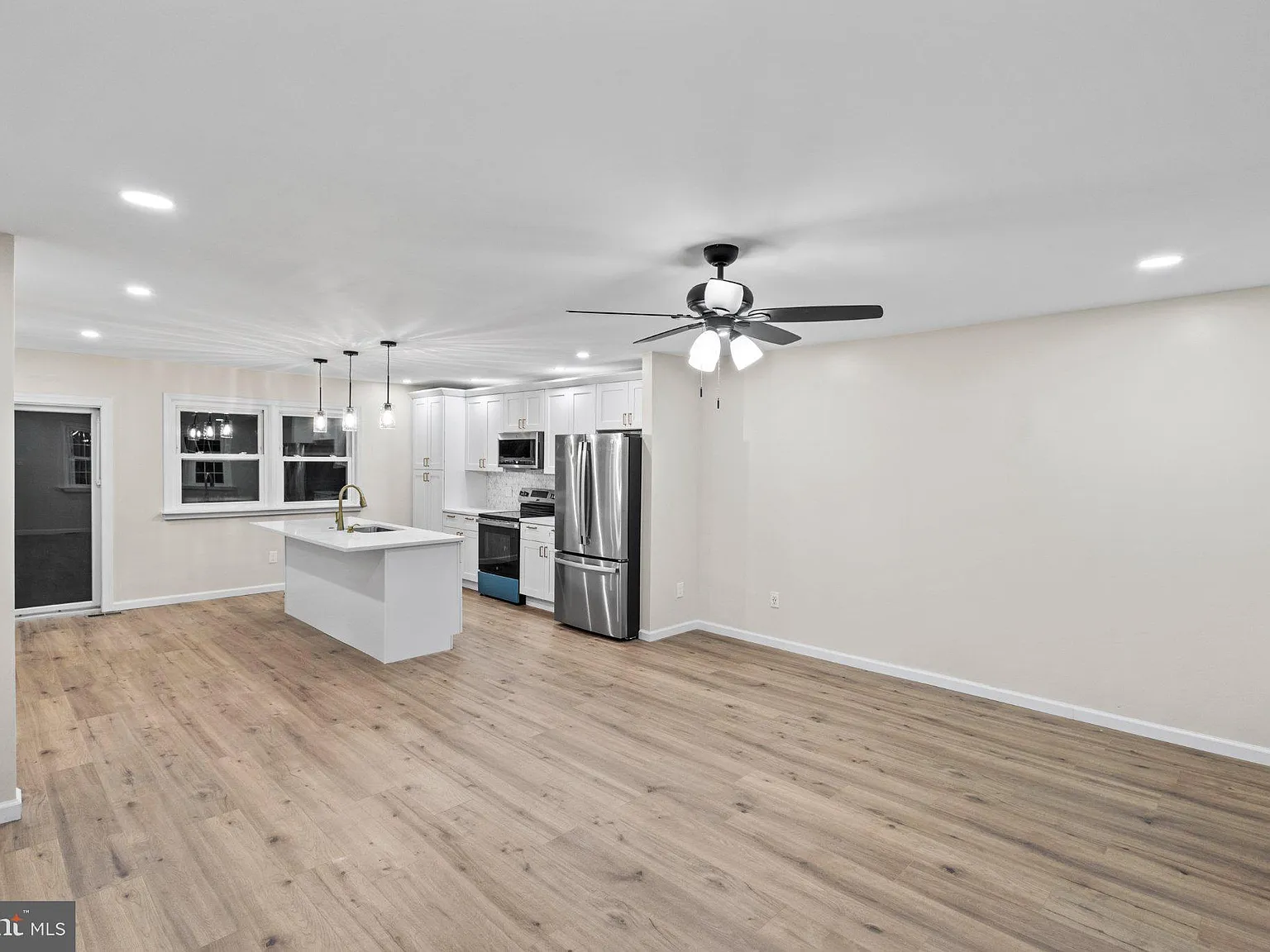 3 bed, 2.0 bath, 1160 sqft, $3,500 — Photo 3