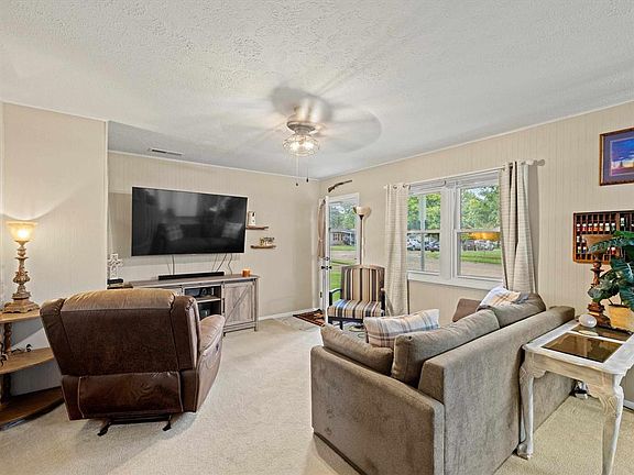 4th image of 612 Fleetwood Dr