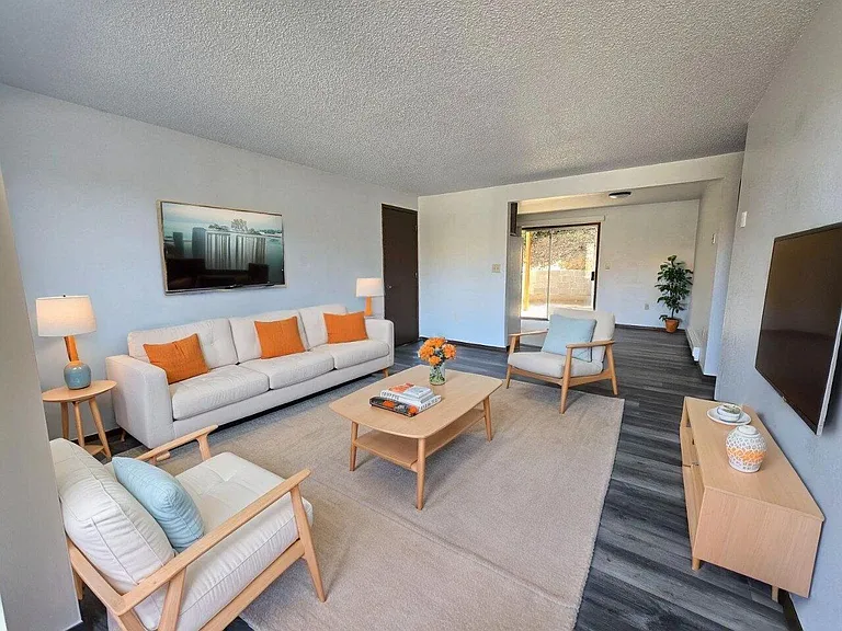 1011 SE Cobb St #5 — Photo 1