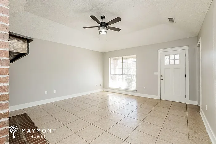 1020 College South Cv — Photo 4