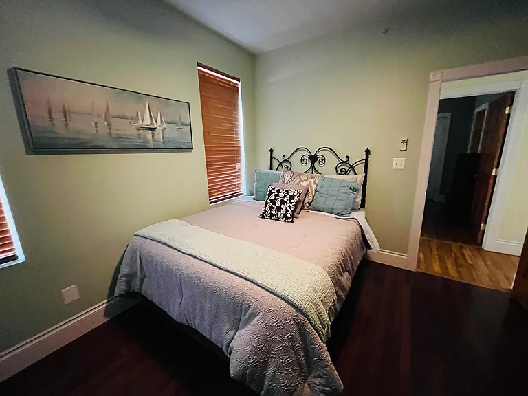 Master bedroom queen bed