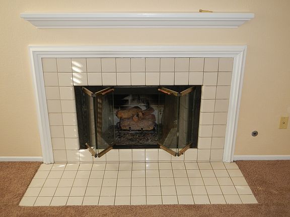 Gas log fireplace!