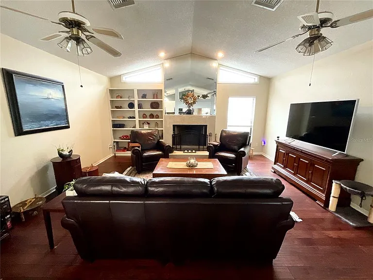 1349 Hillside Dr — Photo 3