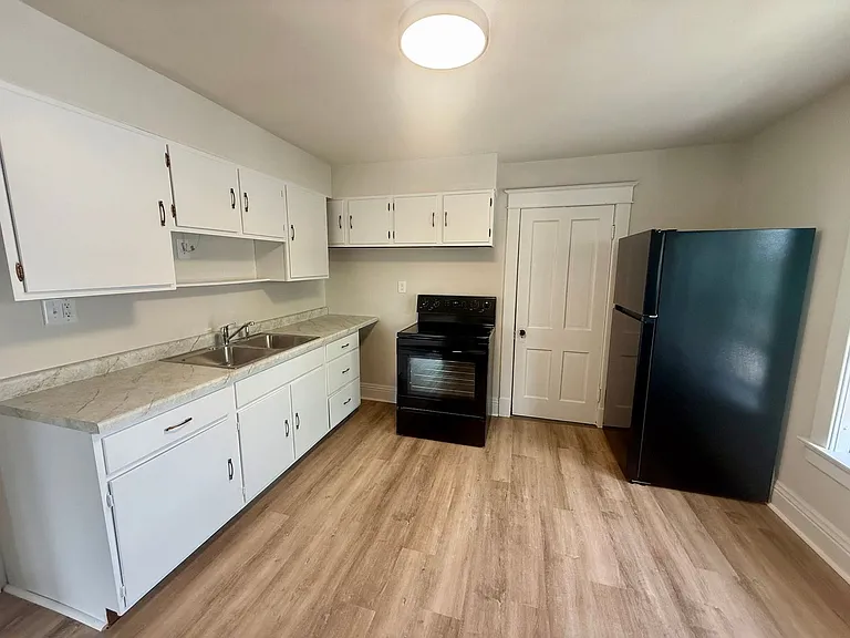 909 S 6th Ave — Photo 1