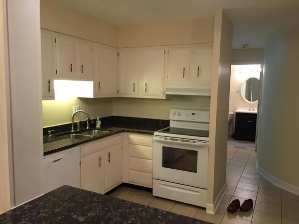2300 Beau Monde Ln APT 203, Lisle, IL 60532