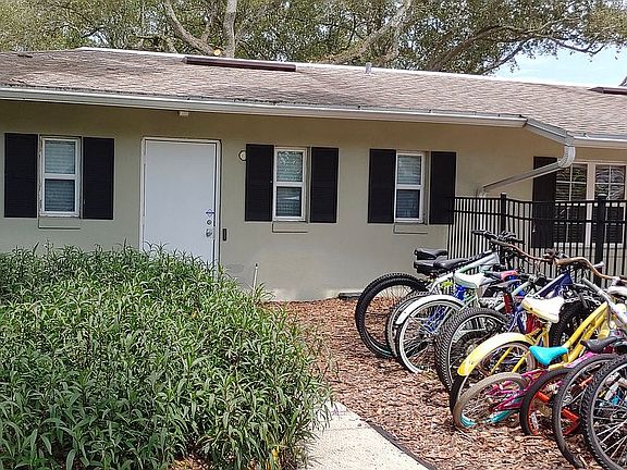 Cmty bike rack/gym by pool