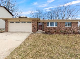 8 Pheasant Ct, Woodridge, IL 60517