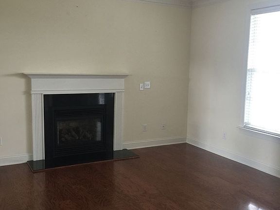 3rd image of 1013 Meadowgrass Ln