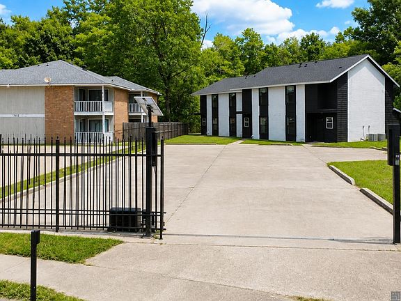 3rd image of 2015 Sherwood Meadow Dr