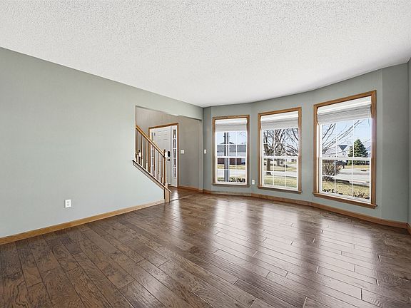 4th image of 7814 Westbury Dr NE