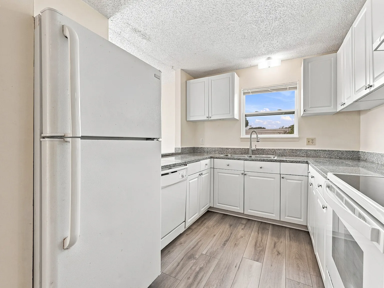 3 bed, 1025 sqft, $2,100 — Photo 1