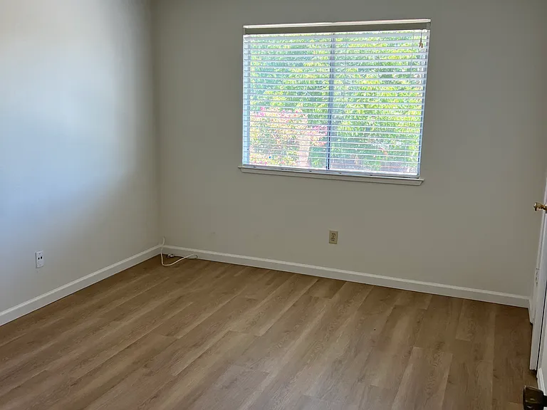 1030 Dainty Ave — Photo 2