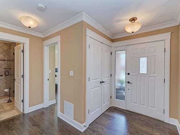 5th image of 42 Royal Ln