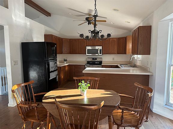 5th image of 40 Sunny Hill Dr