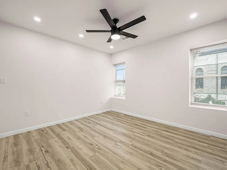 437-39 W Girard Ave #4 — Photo 8