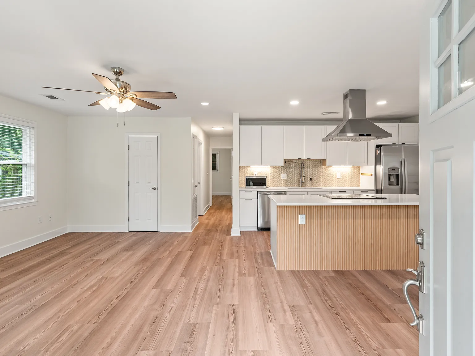 3 bed, 1.5 bath, 1080 sqft, $4,220 — Photo 4