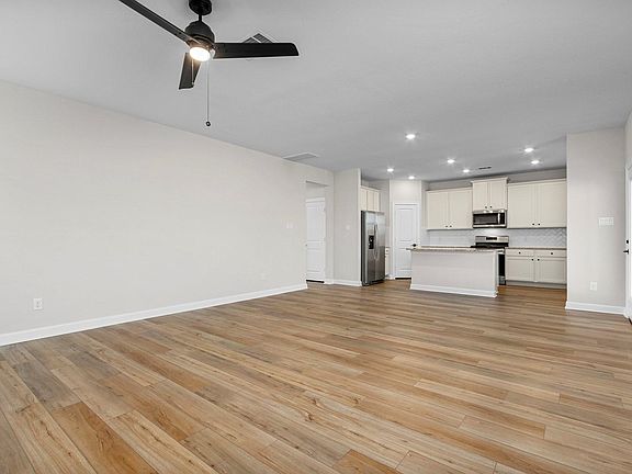 4th image of 10807 Hickory Ln