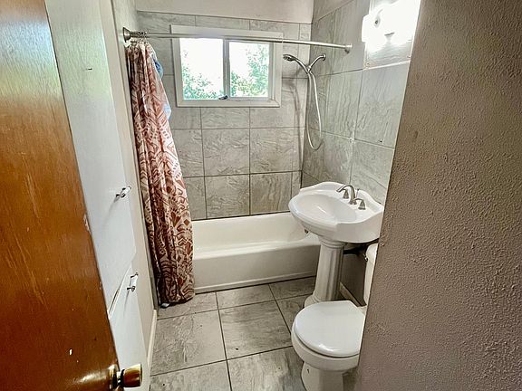 4th image of 224 W Newburg Ave