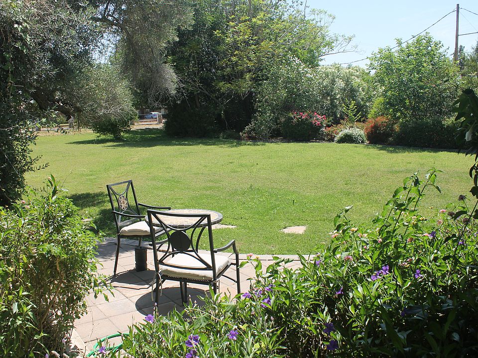 1/2 Acre Park-like Font Yard