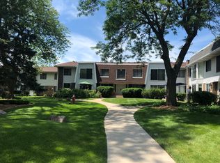 2711 Hobson Rd APT 3, Woodridge, IL 60517