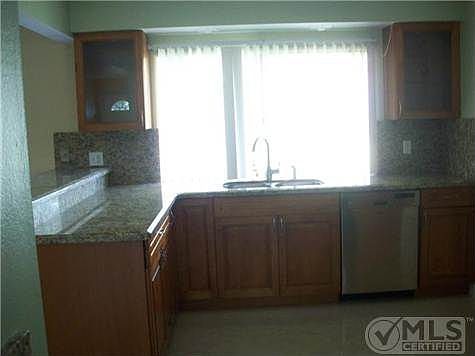 4th image of 325 SW Tulip Blvd