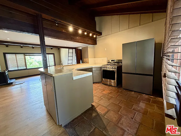 6871 Pacific View Dr — Photo 11