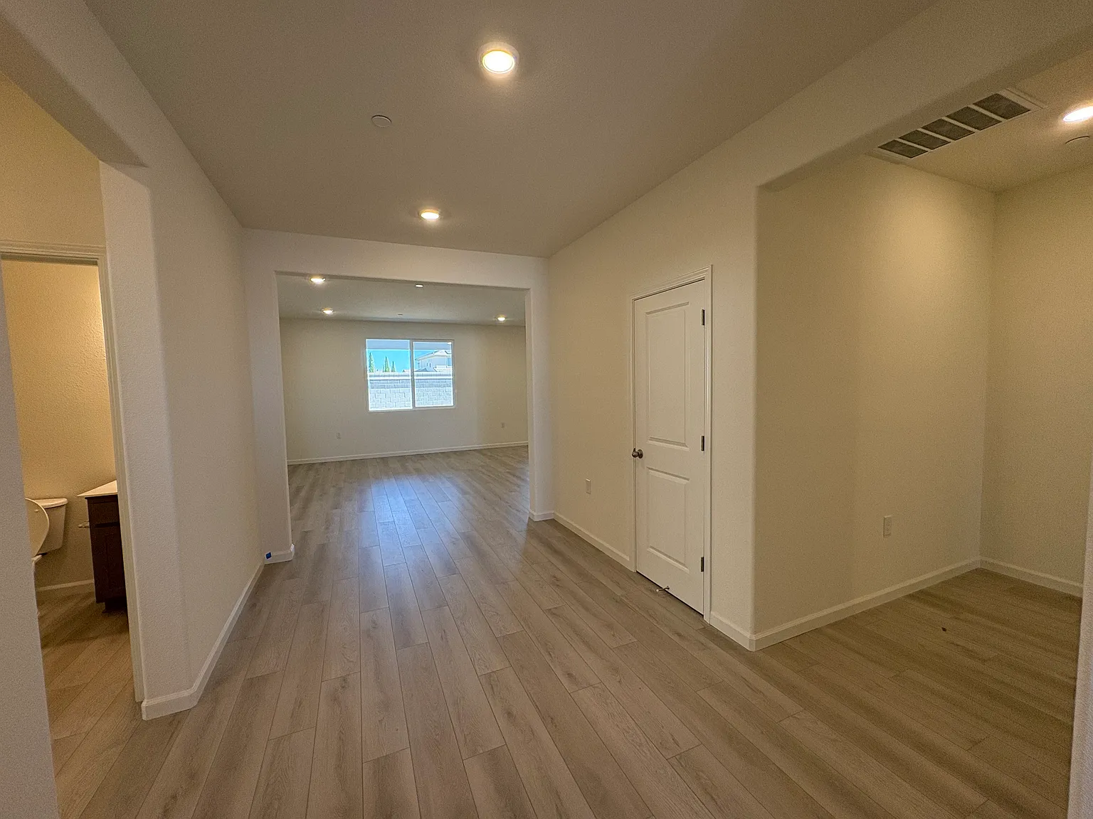 5 bed, 2515 sqft, $3,300 — Photo 3