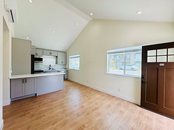 5th image of 165 Tulip Ln #103