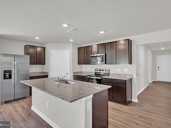 4th image of 133 Grasmere St