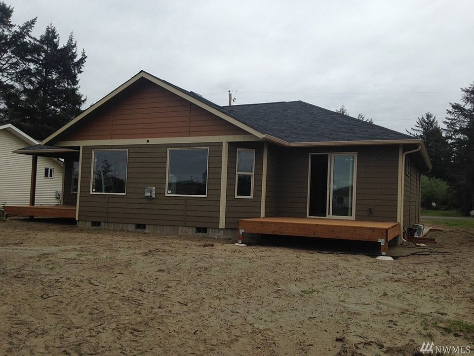 1st image of 537 Puffin Ave NE