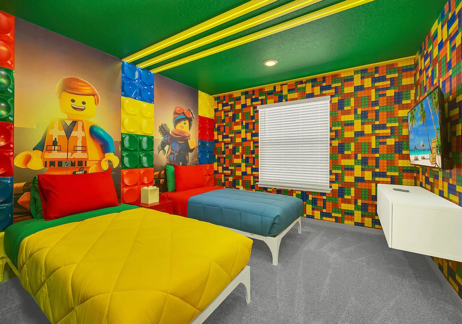 Chic 10BR Retreat with Themed Rooms & Pool — Photo 3