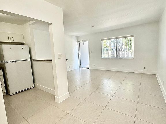 5th image of 42 SW 14th St #101