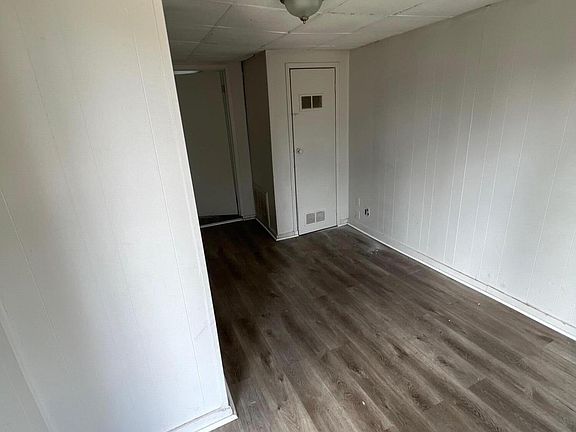 3rd image of 2455 Woodbine Ave