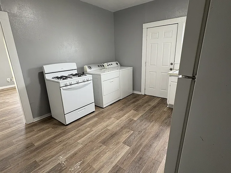 225 N Hope St — Photo 5