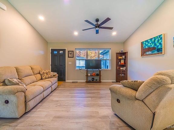 5th image of 208 Sunset Dr