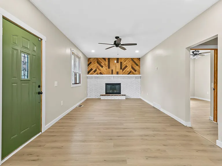 125 E Charles St — Photo 20