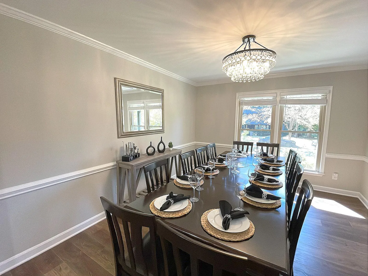 4 bed, 2400 sqft, $6,900 — Photo 3
