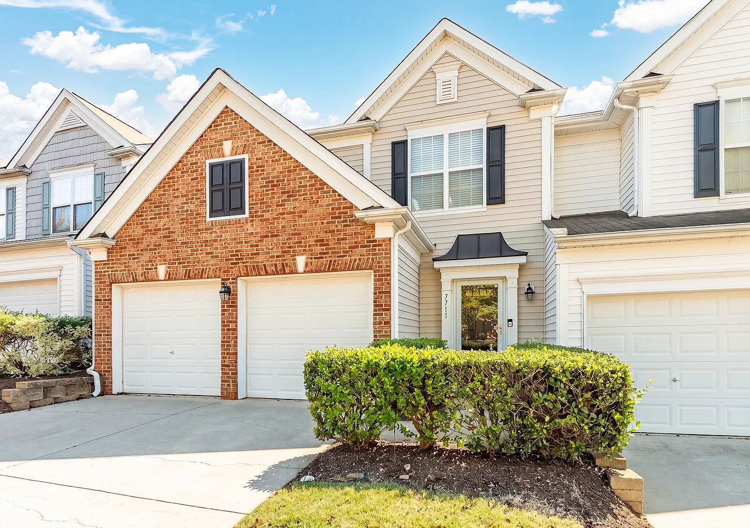 Phenomenal location+ 3 bed 2.5 bath Townhome in Long Lake with Amenities Galore! — Photo 2