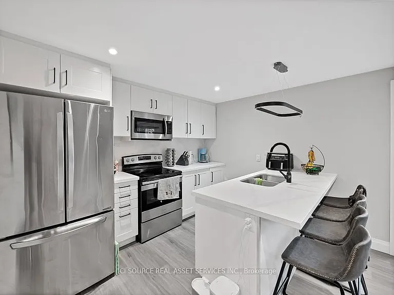 493 Queen Victoria Dr #B — Photo 3