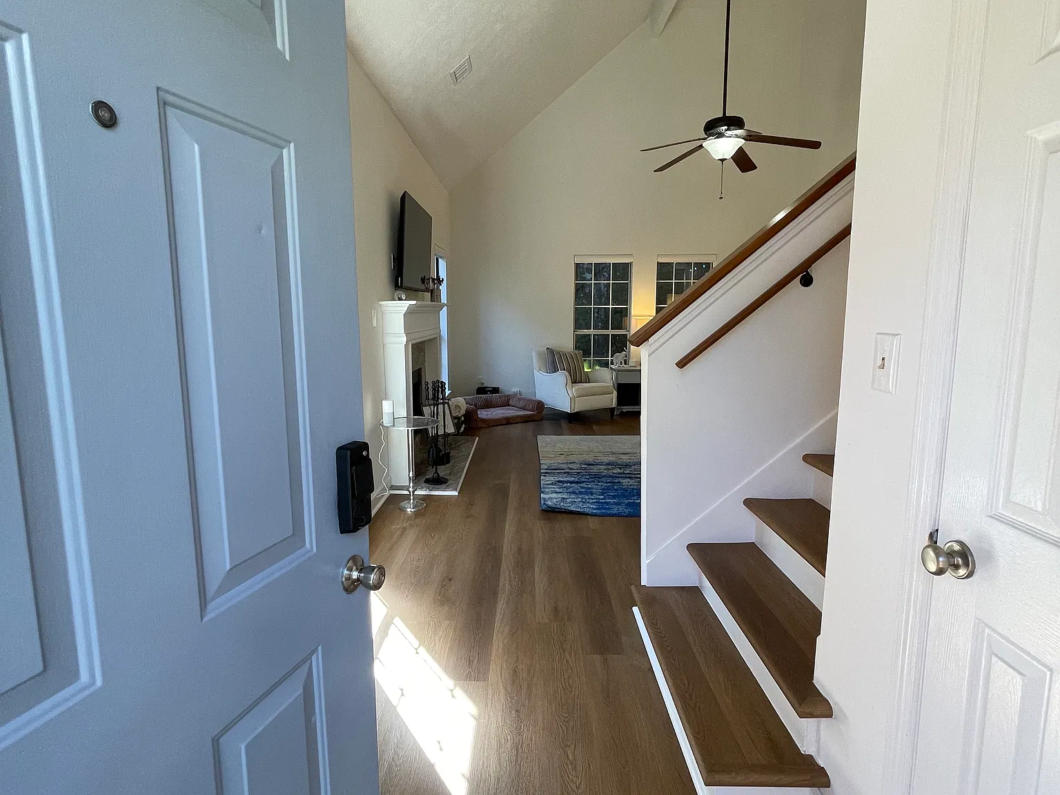 3 bed, 2.5 bath, 1631 sqft, $3,495 — Photo 3
