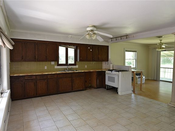 4th image of 142 Patton St