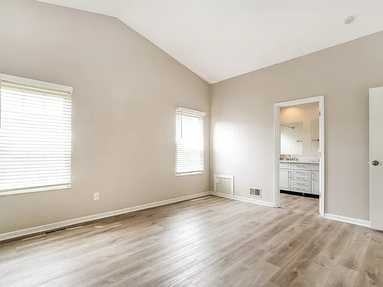 1127 Crestview St — Photo 13