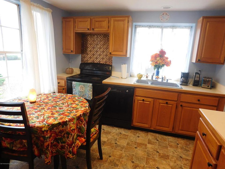 1st image of 1037A Canterbury Dr