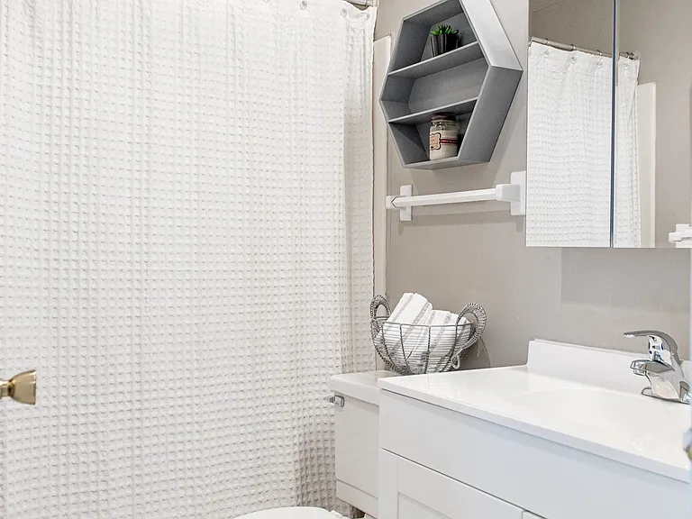Full bathroom with shower/tub combo