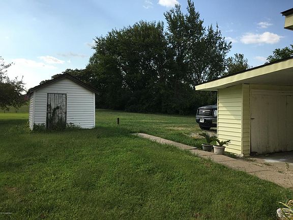 4th image of 621 Airway Dr