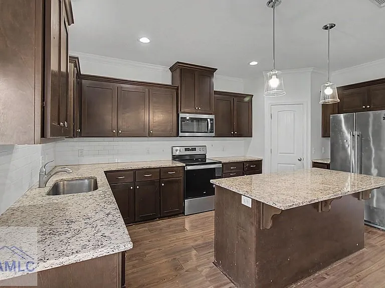 390 Fairview Cir — Photo 7