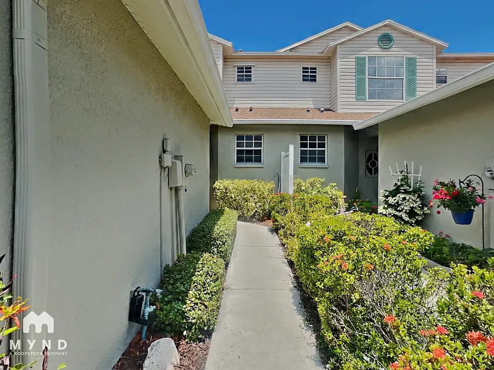 5372 Neil Dr