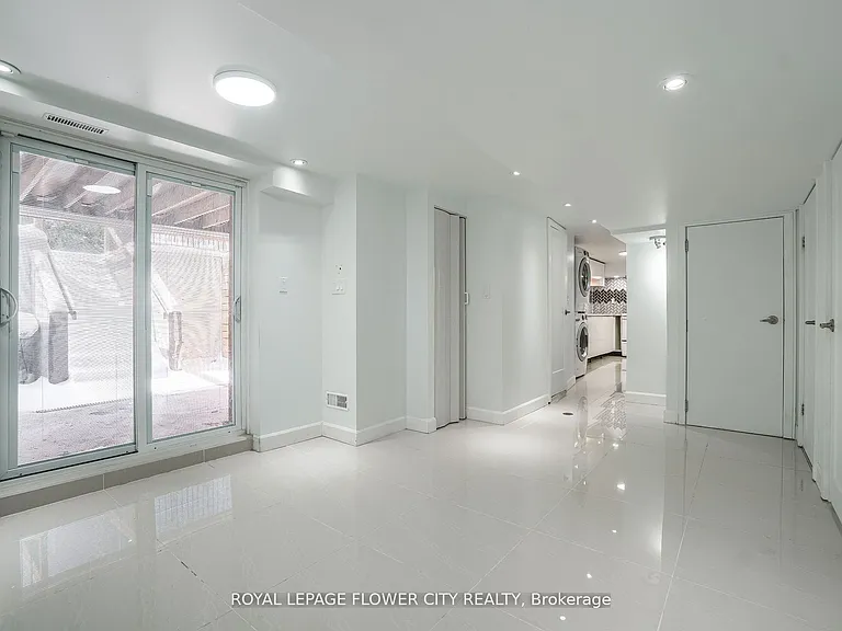 12 Gondola Cres #BASEMENT — Photo 4