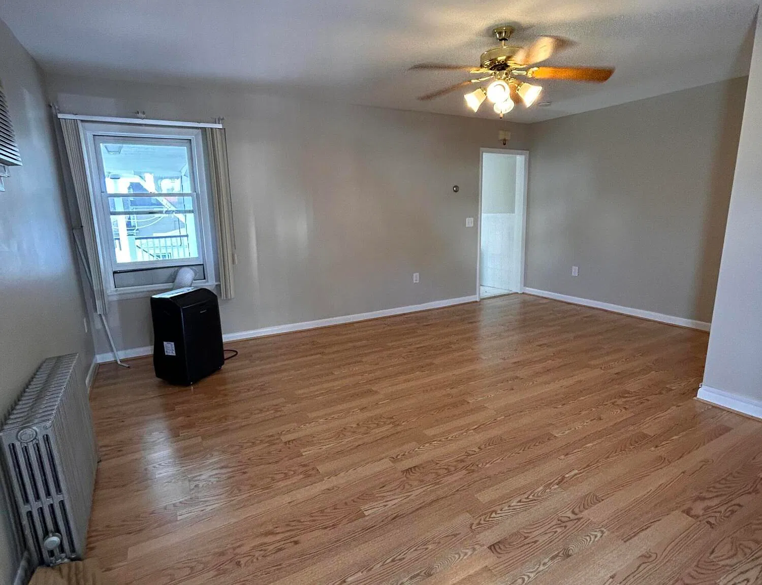 1 bed, 1.0 bath, 982 sqft, $1,250 — Photo 3