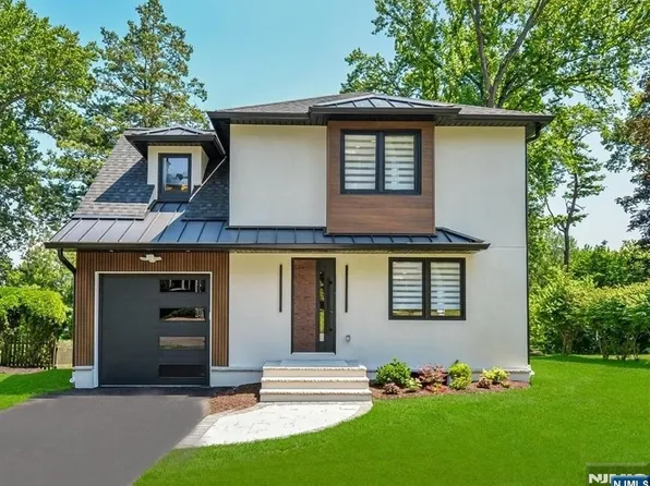 72 Roosevelt St, Cresskill, NJ 07626